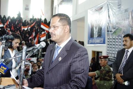 د. مجور يلقي كلمته في المهرجان الجماهيري بذمار أمس